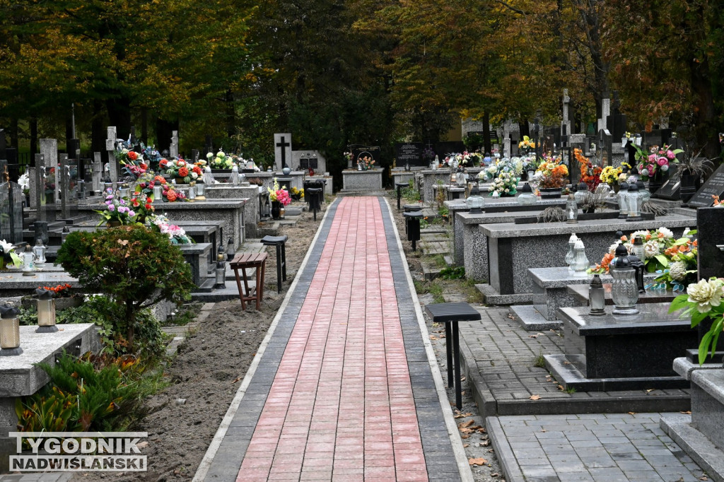 Rozpoczęło się brukowanie alejek na tarnobrzeskim cmentarzu
