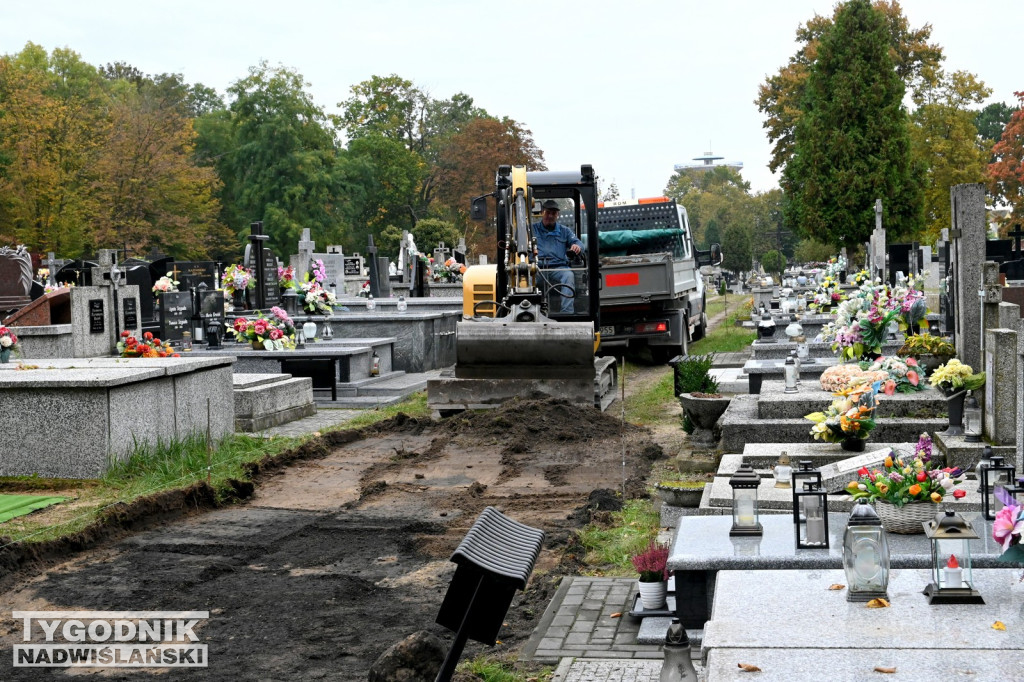 Rozpoczęło się brukowanie alejek na tarnobrzeskim cmentarzu