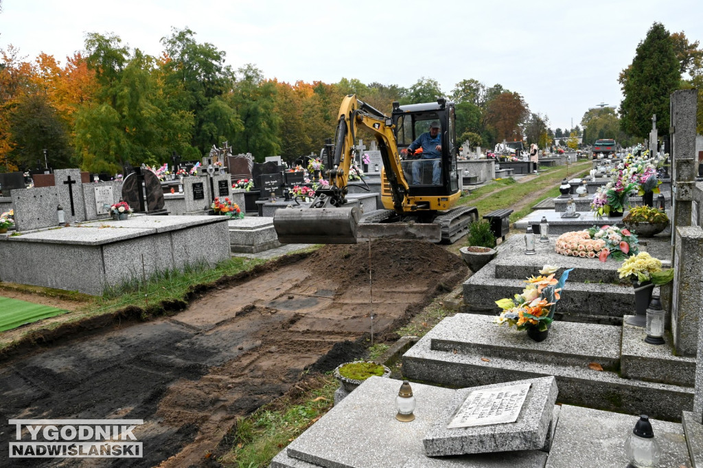 Rozpoczęło się brukowanie alejek na tarnobrzeskim cmentarzu
