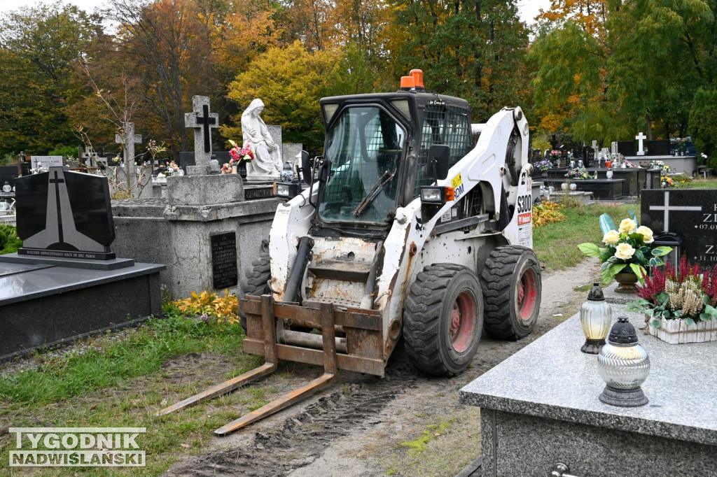 Rozpoczęło się brukowanie alejek na tarnobrzeskim cmentarzu