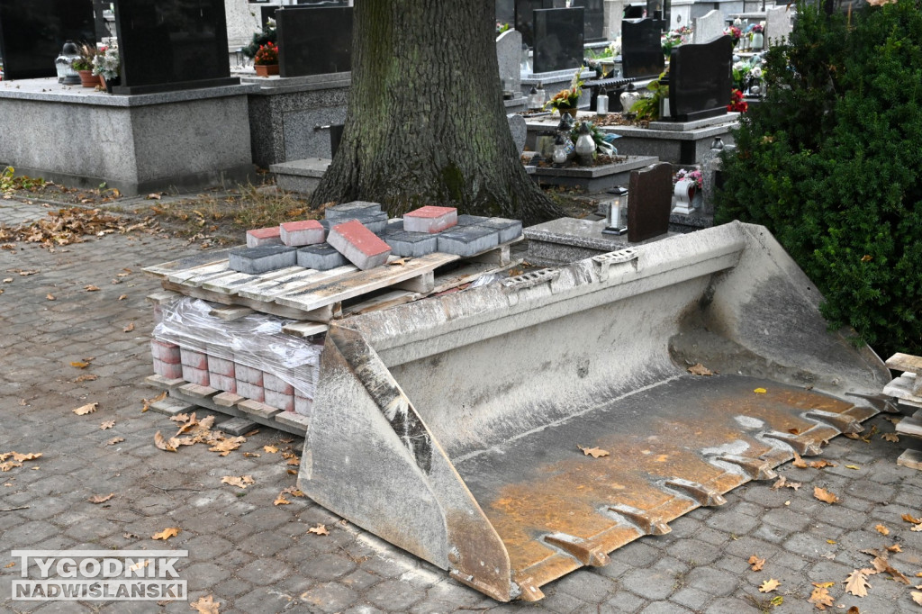 Rozpoczęło się brukowanie alejek na tarnobrzeskim cmentarzu