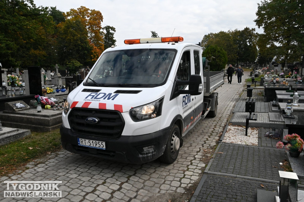 Rozpoczęło się brukowanie alejek na tarnobrzeskim cmentarzu