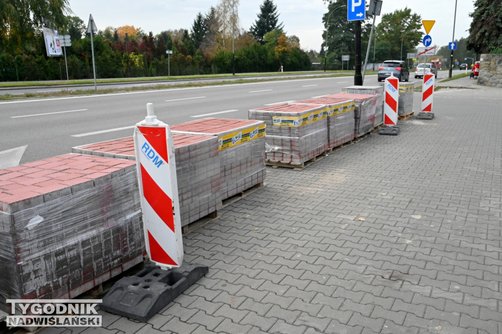 Rozpoczęło się brukowanie alejek na tarnobrzeskim cmentarzu