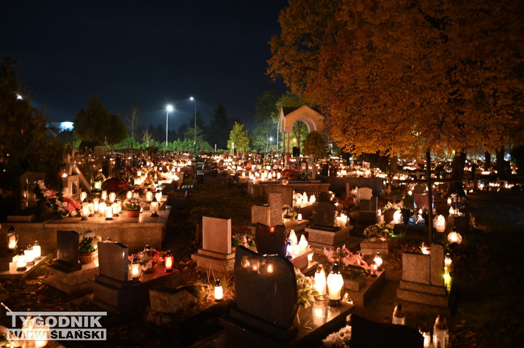 Tarnobrzeskie cmentarze parafialne nocą