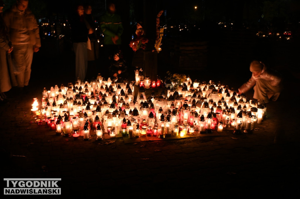 Tarnobrzeskie cmentarze parafialne nocą