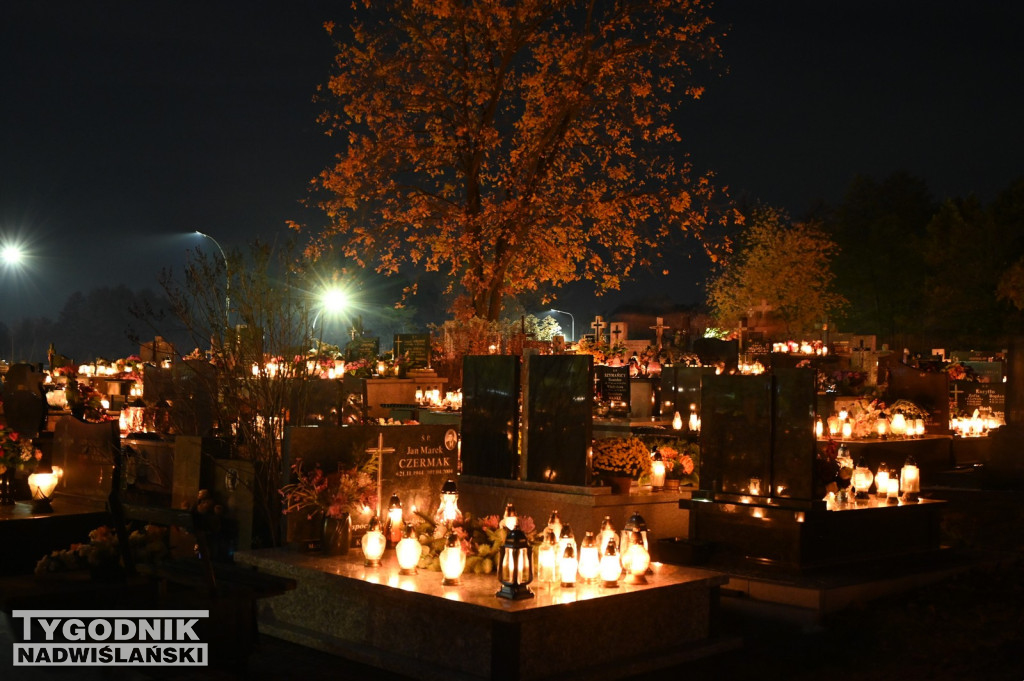 Tarnobrzeskie cmentarze parafialne nocą