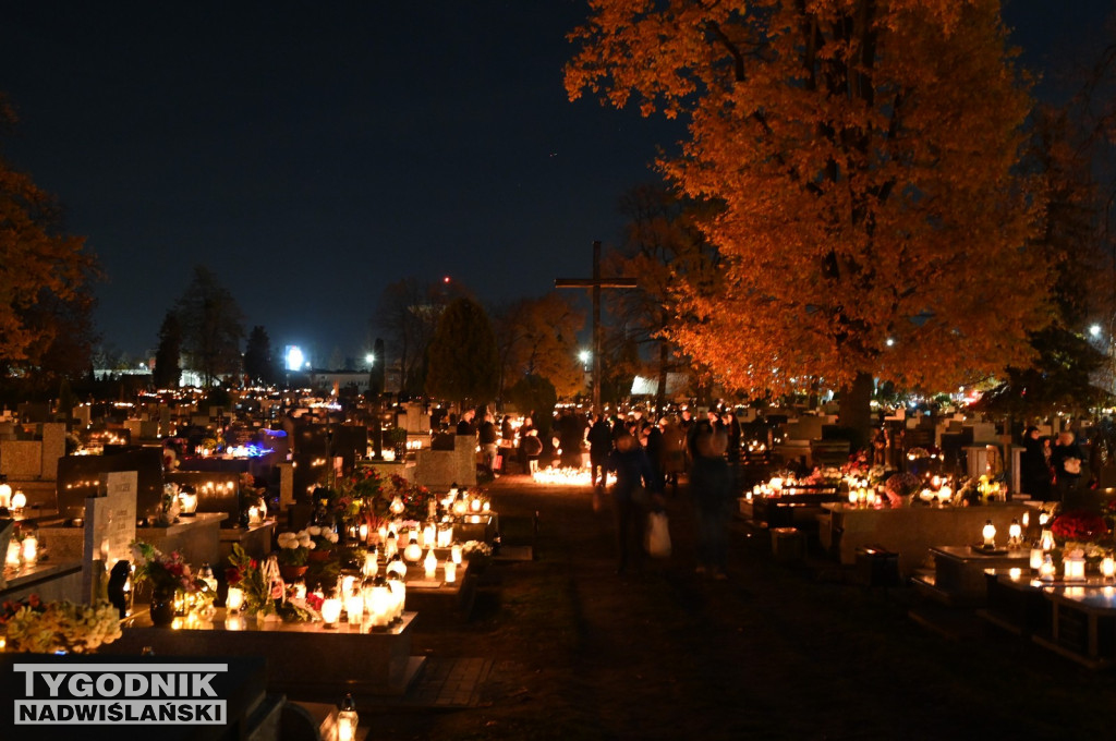 Tarnobrzeskie cmentarze parafialne nocą