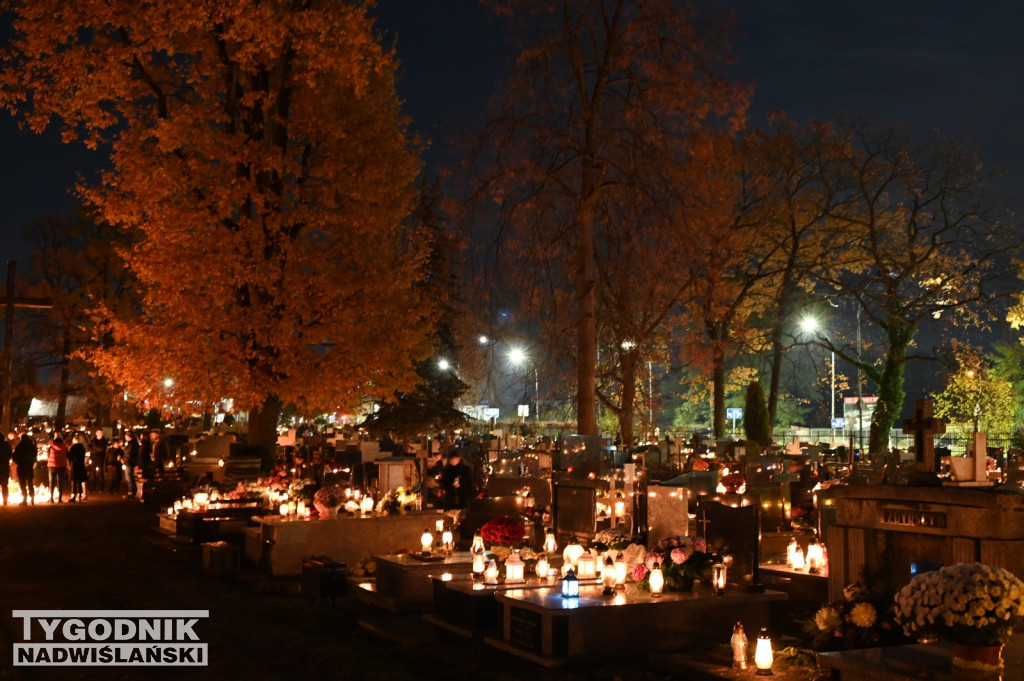Tarnobrzeskie cmentarze parafialne nocą