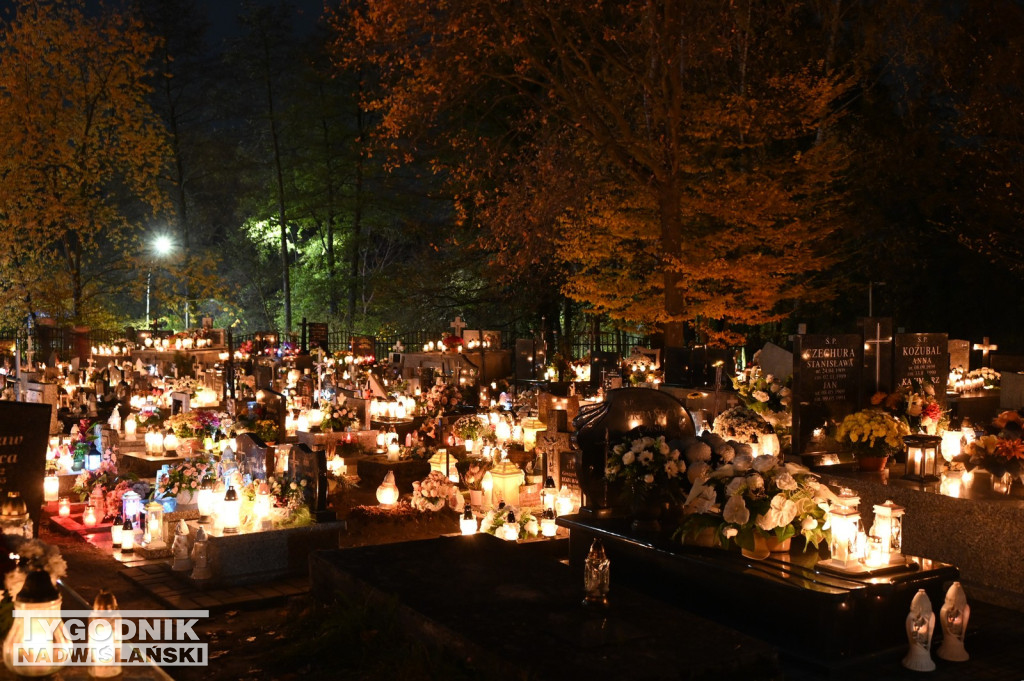 Tarnobrzeskie cmentarze parafialne nocą