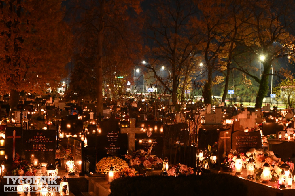 Tarnobrzeskie cmentarze parafialne nocą