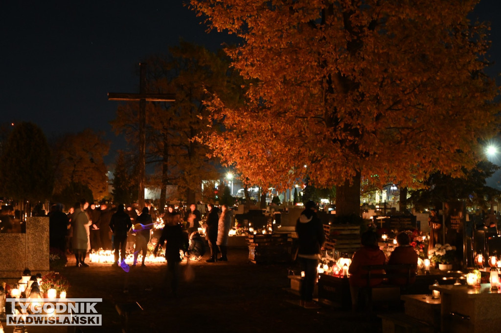Tarnobrzeskie cmentarze parafialne nocą