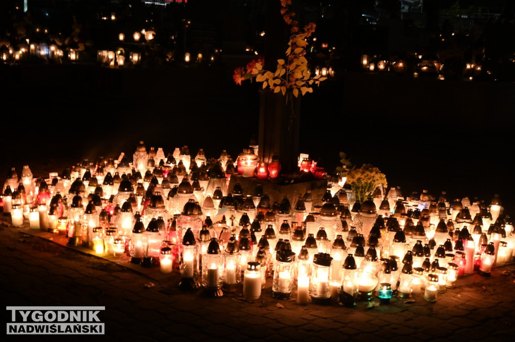 Tarnobrzeskie cmentarze parafialne nocą