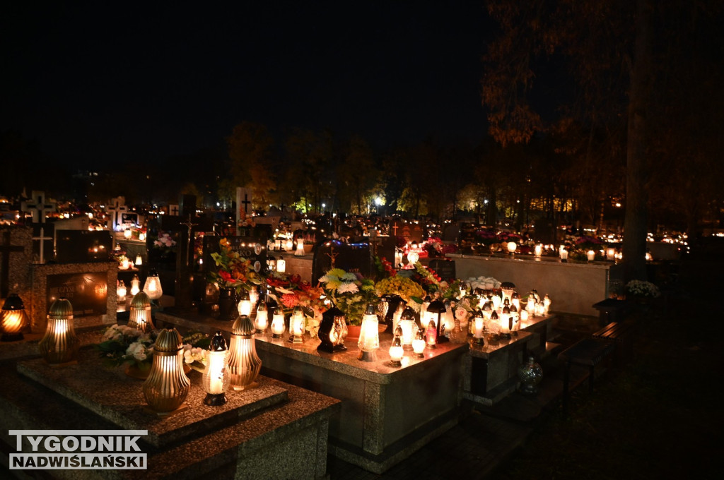 Tarnobrzeskie cmentarze parafialne nocą