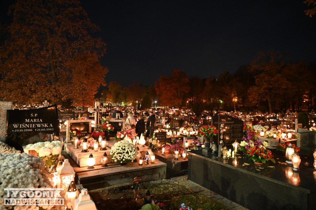 Tarnobrzeskie cmentarze parafialne nocą