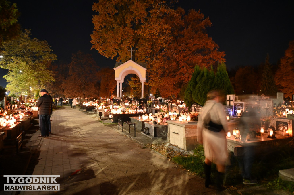 Tarnobrzeskie cmentarze parafialne nocą