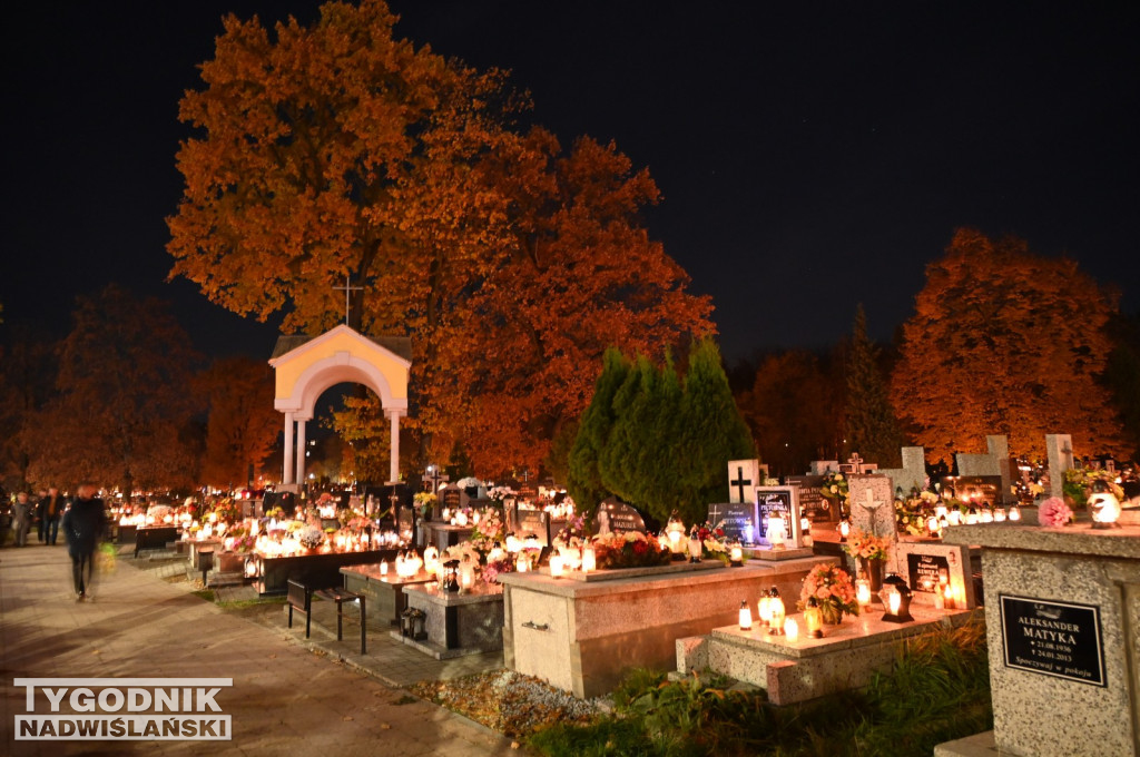 Tarnobrzeskie cmentarze parafialne nocą