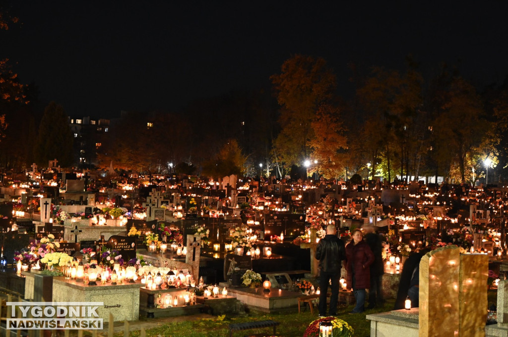 Tarnobrzeskie cmentarze parafialne nocą
