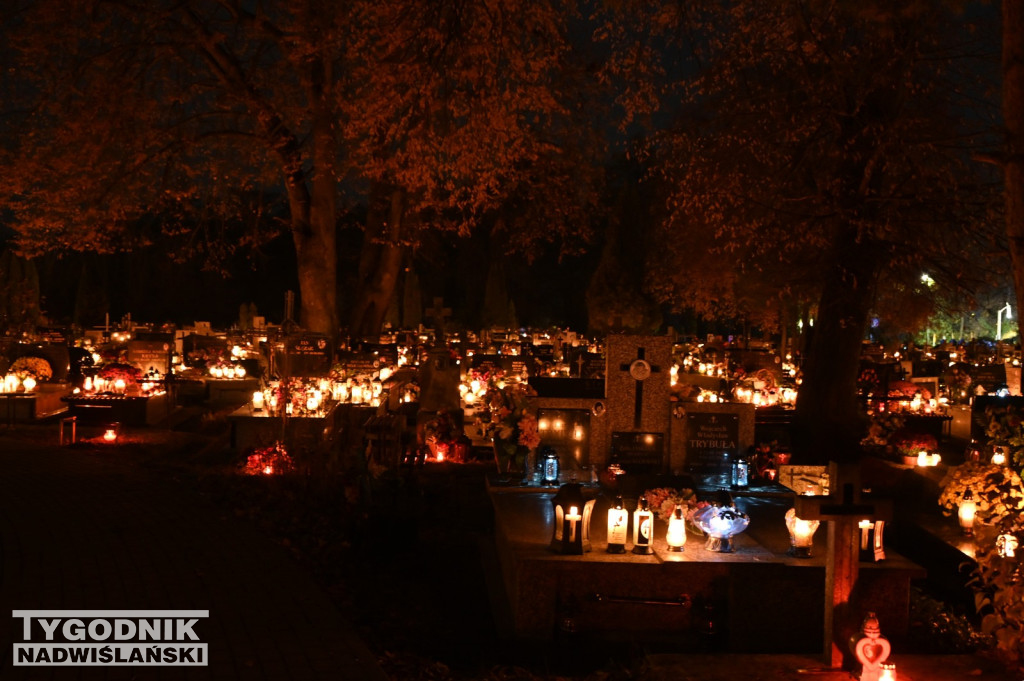 Tarnobrzeskie cmentarze parafialne nocą