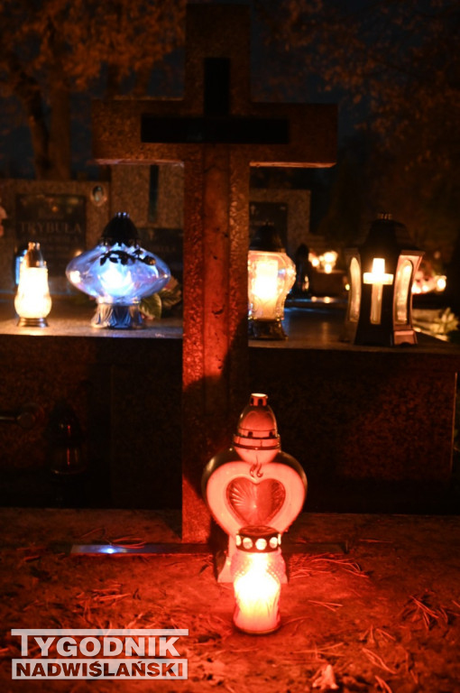 Tarnobrzeskie cmentarze parafialne nocą