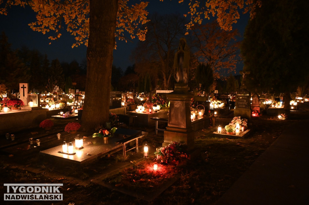 Tarnobrzeskie cmentarze parafialne nocą