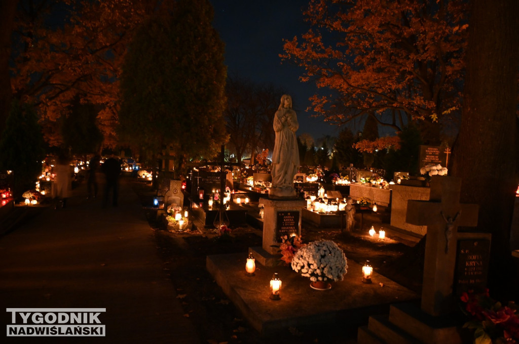 Tarnobrzeskie cmentarze parafialne nocą