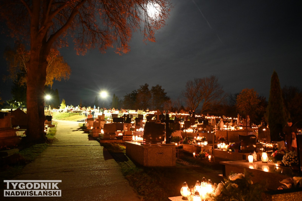 Tarnobrzeskie cmentarze parafialne nocą