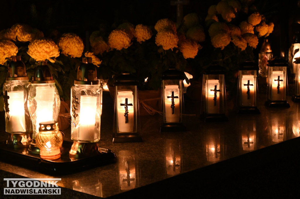 Tarnobrzeskie cmentarze parafialne nocą
