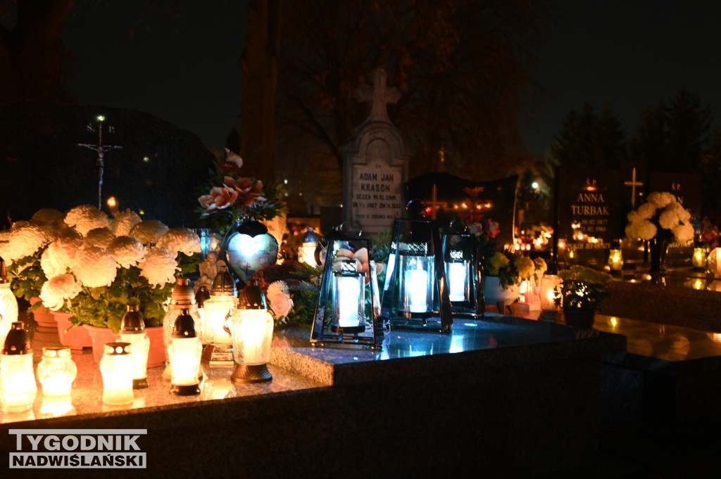 Tarnobrzeskie cmentarze parafialne nocą