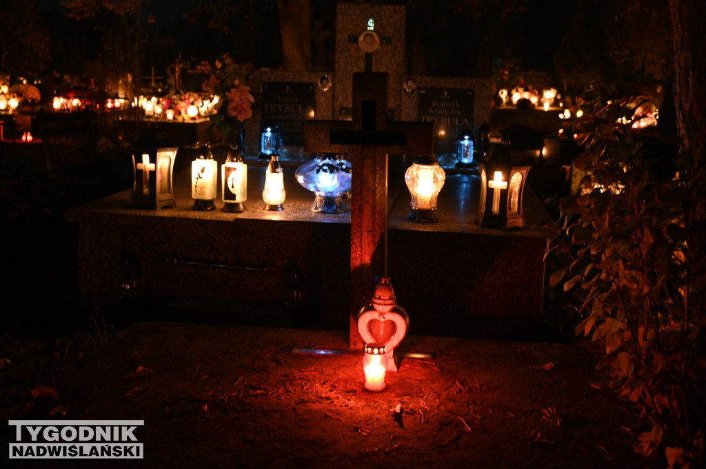 Tarnobrzeskie cmentarze parafialne nocą