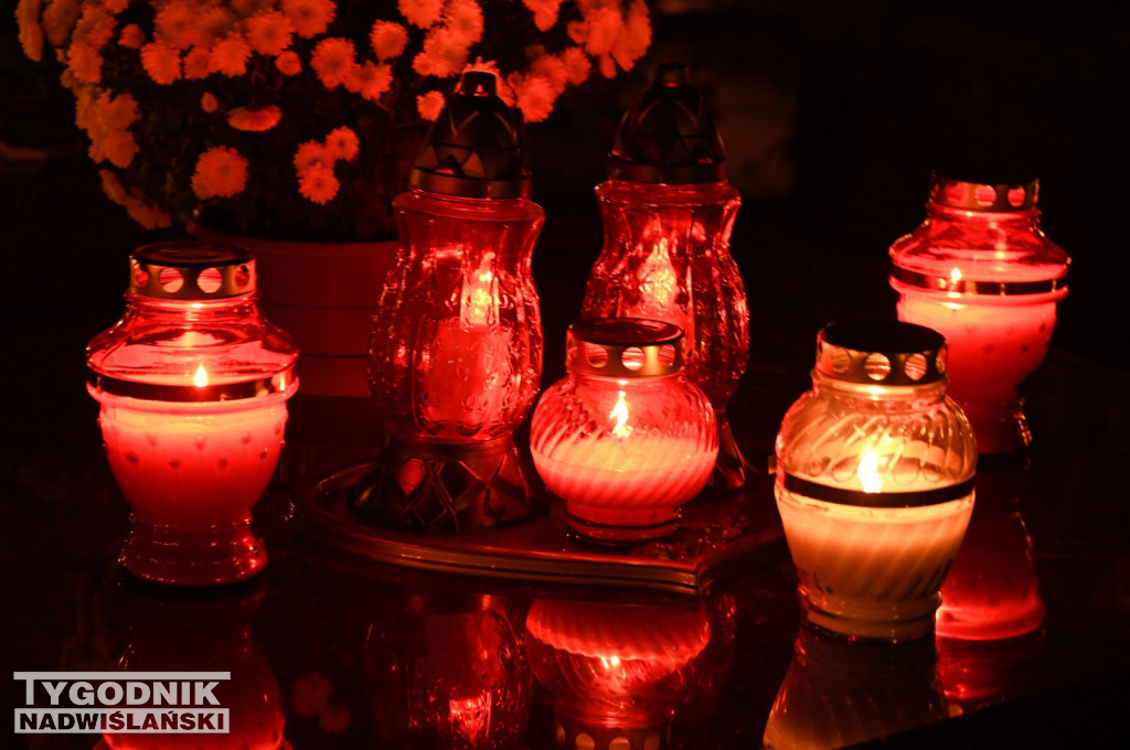 Tarnobrzeskie cmentarze parafialne nocą