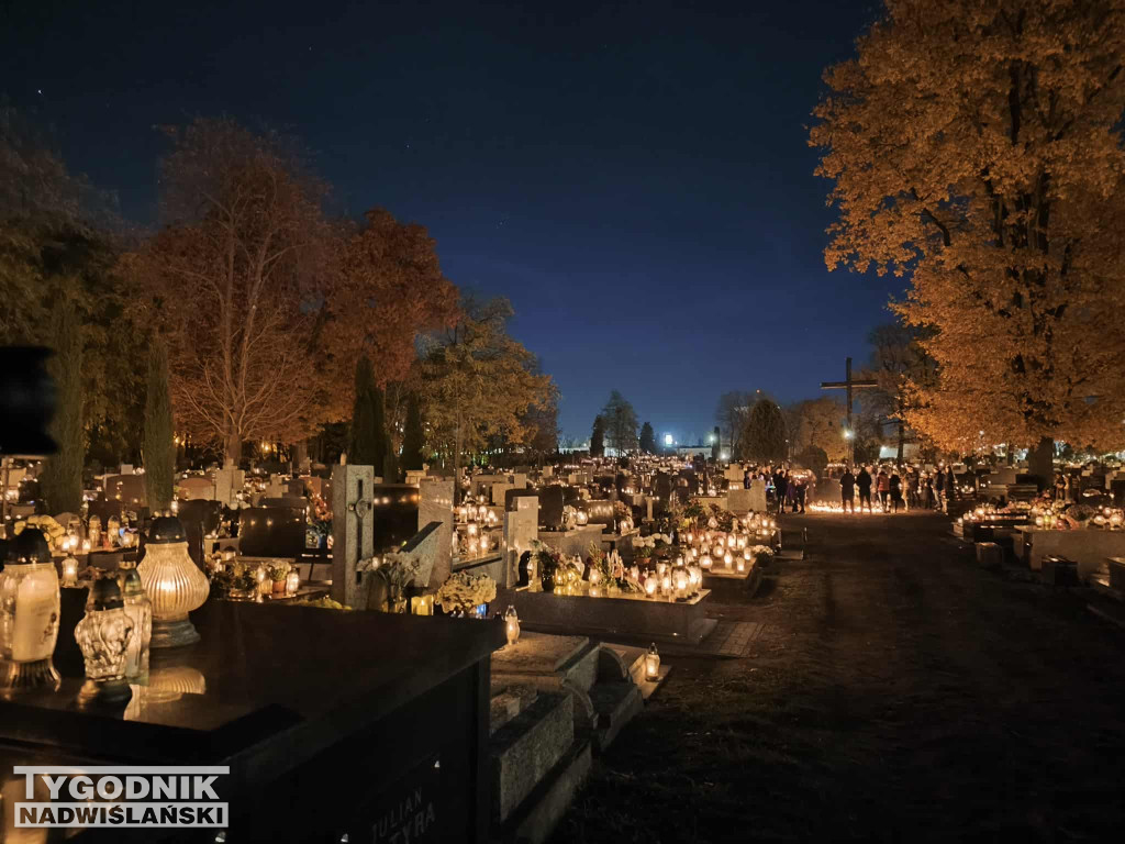 Tarnobrzeskie cmentarze parafialne nocą