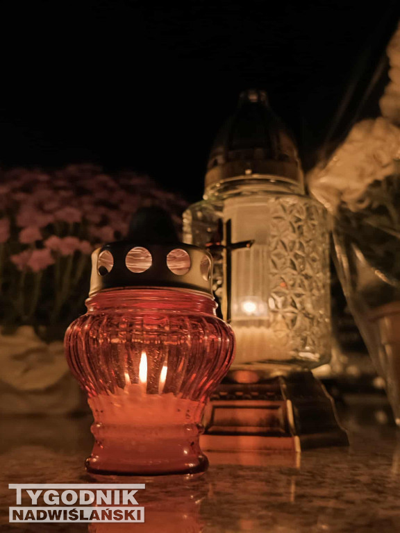 Tarnobrzeskie cmentarze parafialne nocą