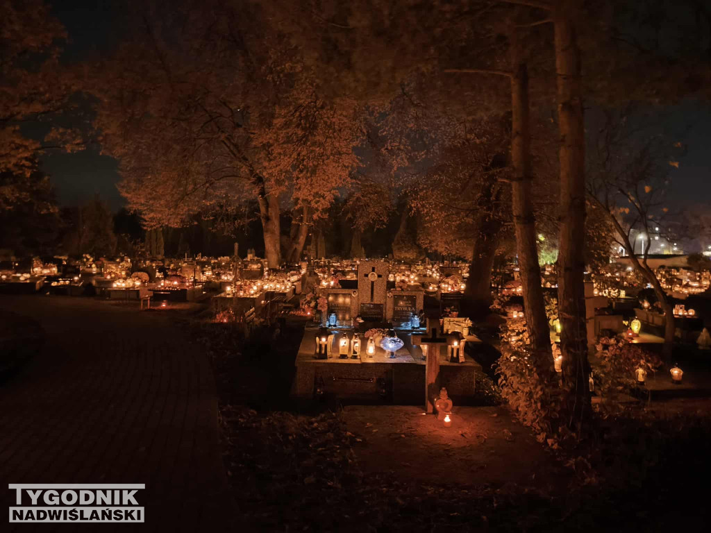 Tarnobrzeskie cmentarze parafialne nocą