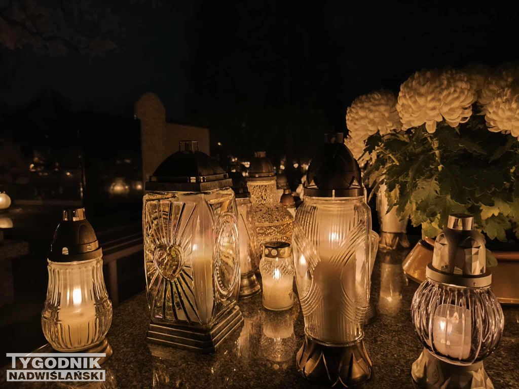 Tarnobrzeskie cmentarze parafialne nocą