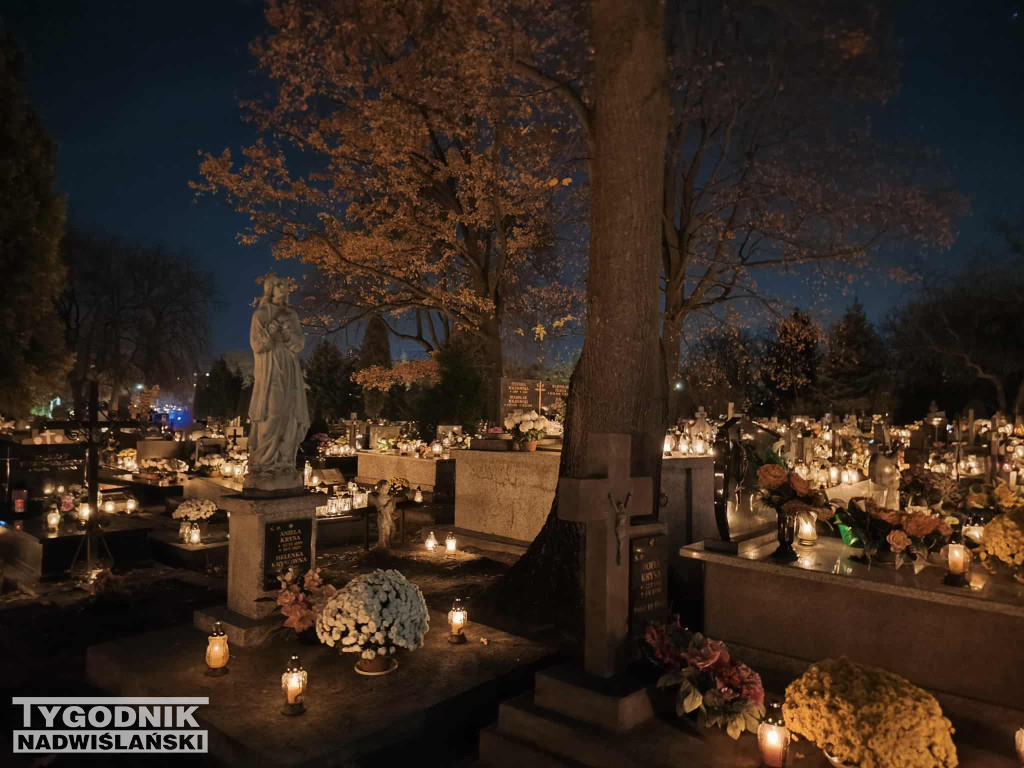 Tarnobrzeskie cmentarze parafialne nocą