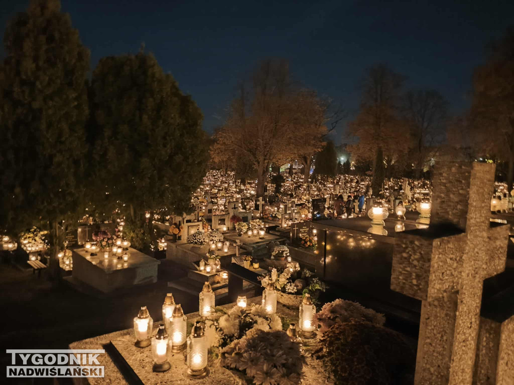 Tarnobrzeskie cmentarze parafialne nocą