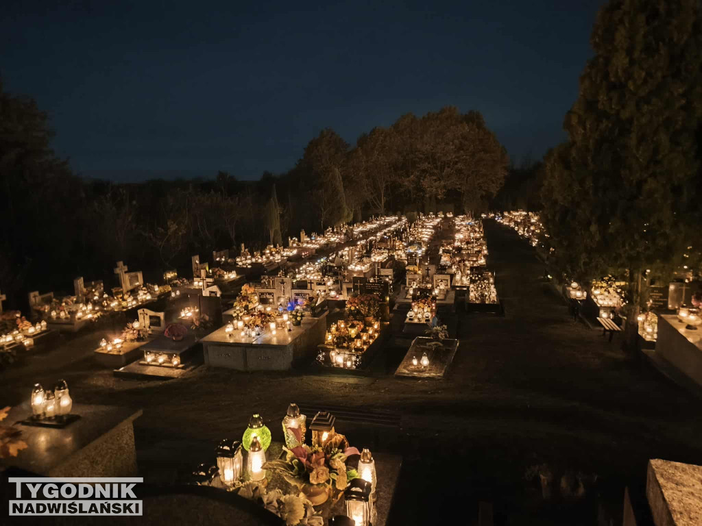 Tarnobrzeskie cmentarze parafialne nocą