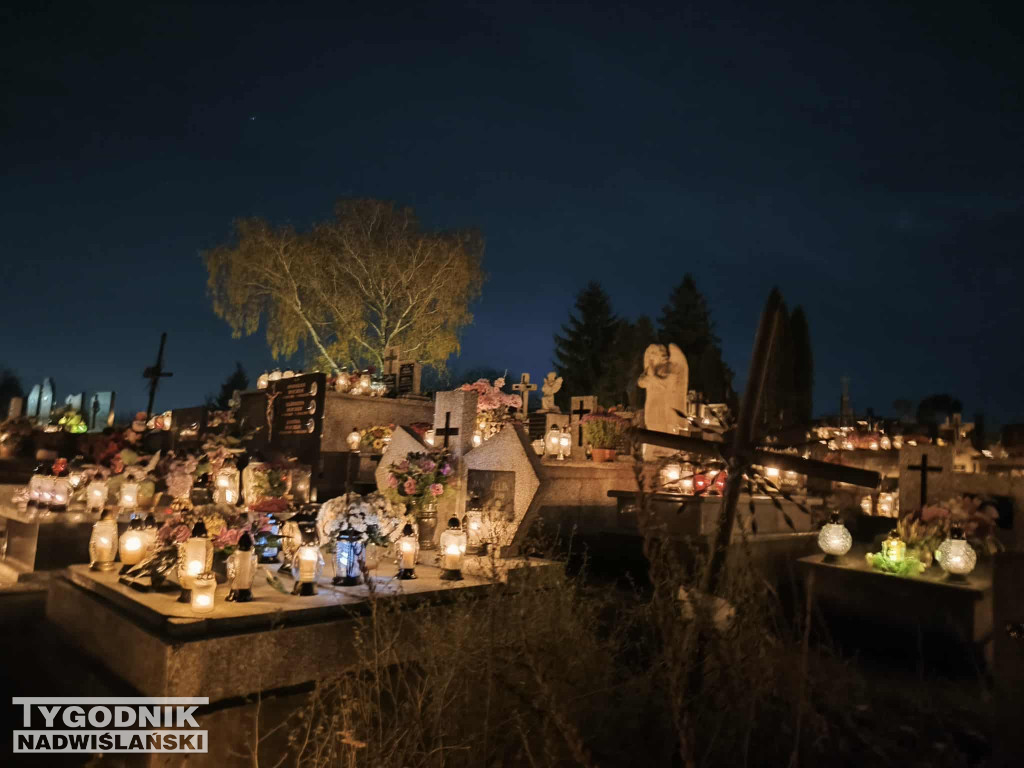 Tarnobrzeskie cmentarze parafialne nocą