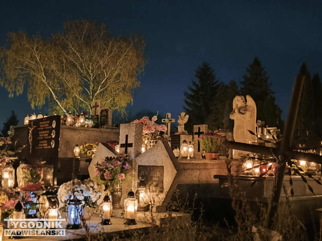 Tarnobrzeskie cmentarze parafialne nocą