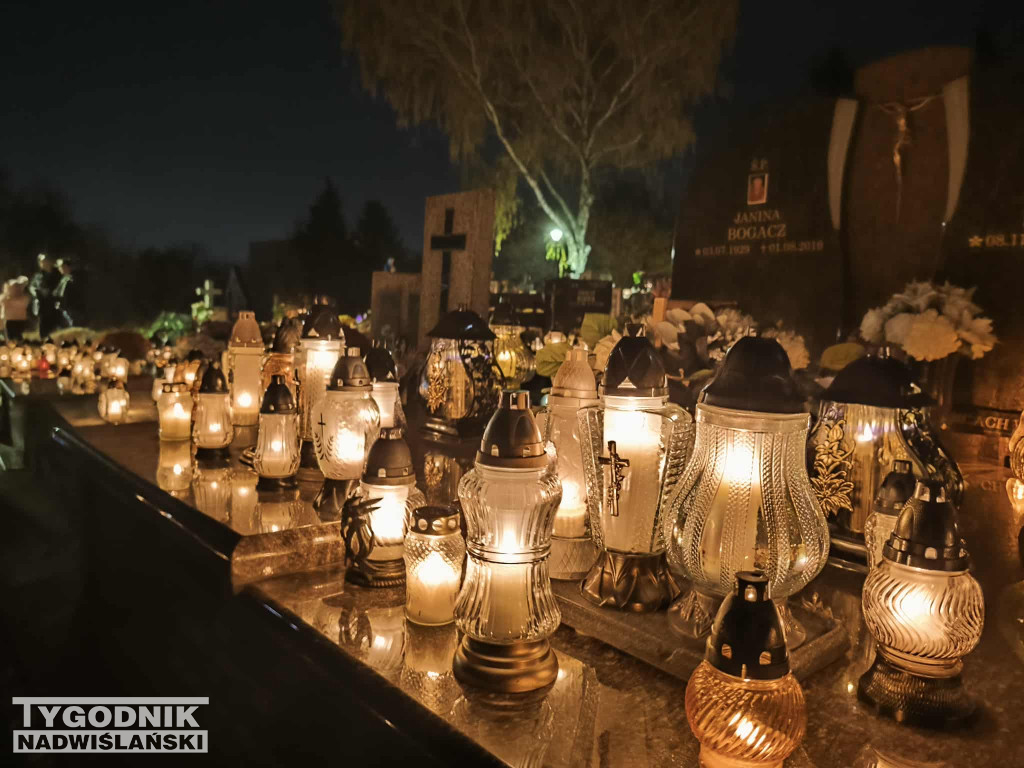 Tarnobrzeskie cmentarze parafialne nocą