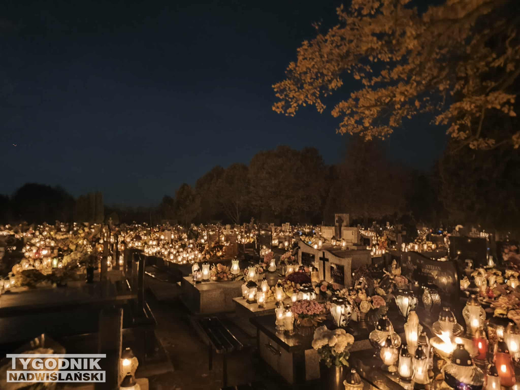 Tarnobrzeskie cmentarze parafialne nocą