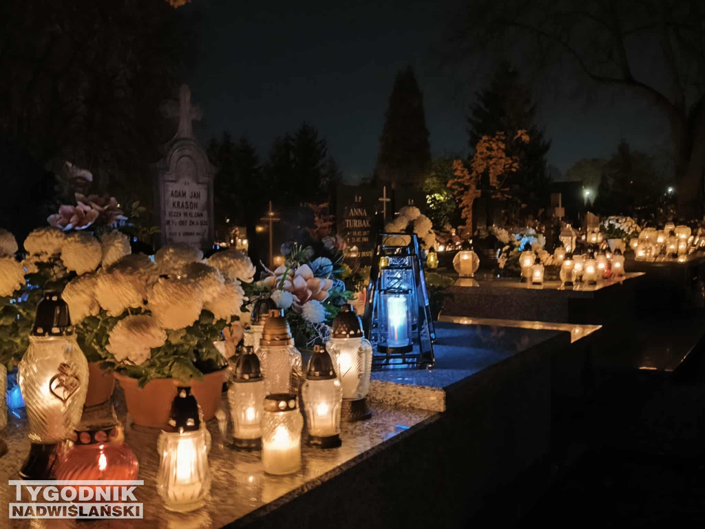 Tarnobrzeskie cmentarze parafialne nocą