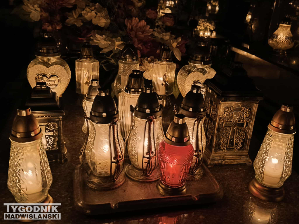 Tarnobrzeskie cmentarze parafialne nocą