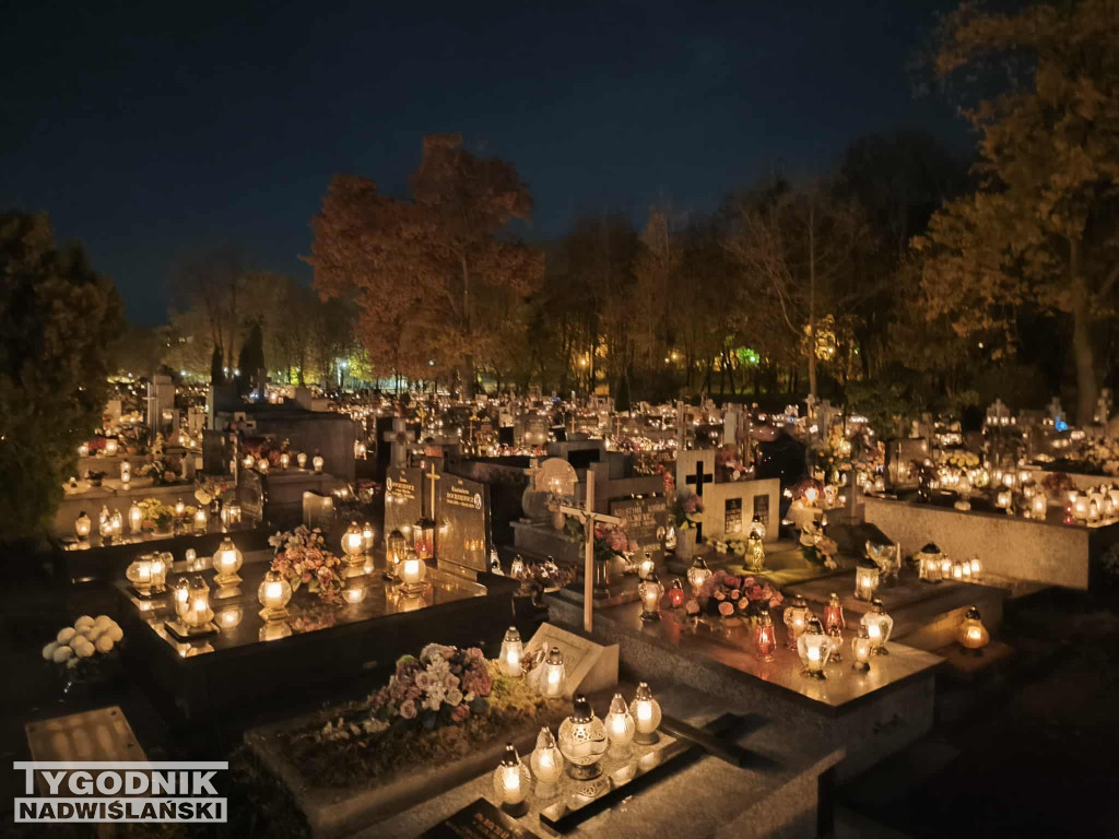 Tarnobrzeskie cmentarze parafialne nocą