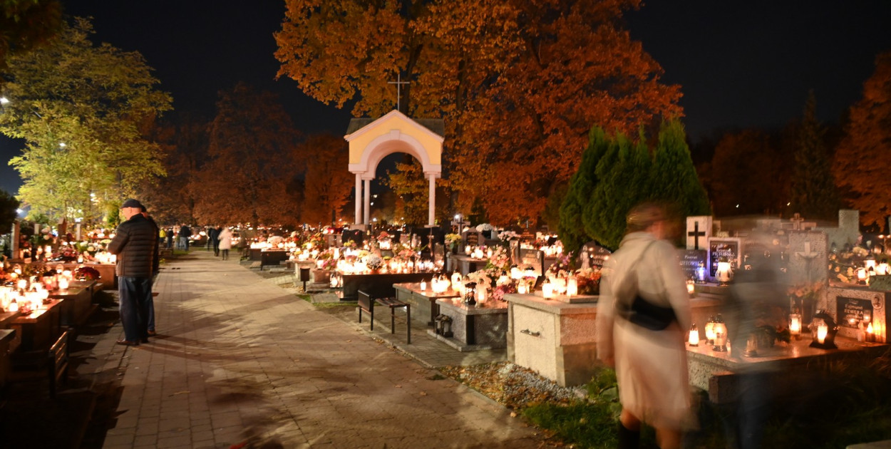 Tarnobrzeskie cmentarze parafialne nocą