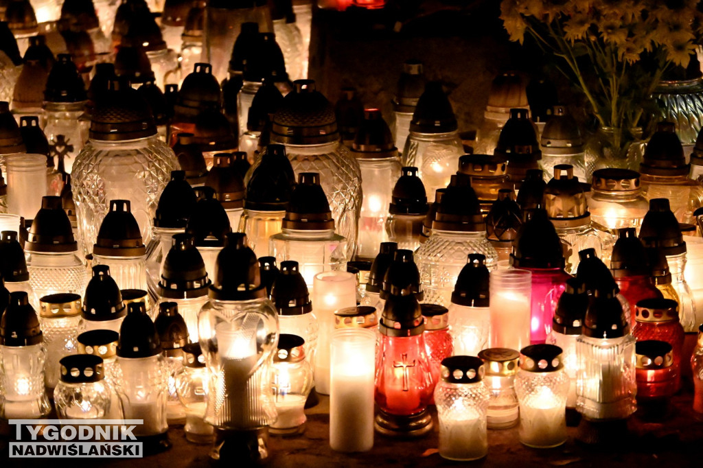 Tarnobrzeskie cmentarze parafialne nocą