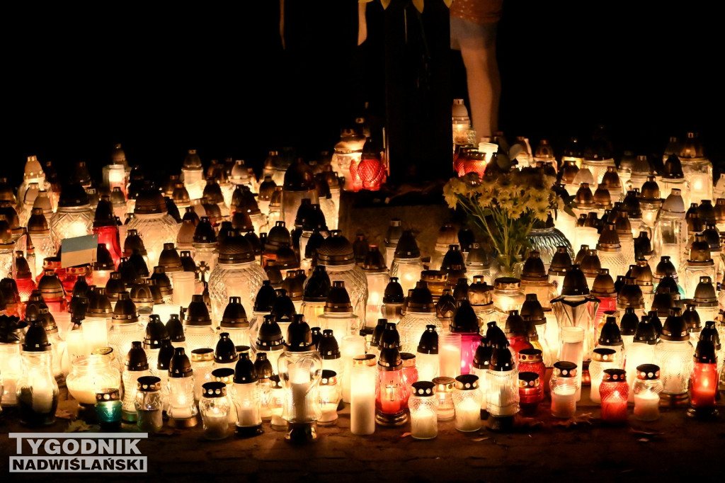Tarnobrzeskie cmentarze parafialne nocą