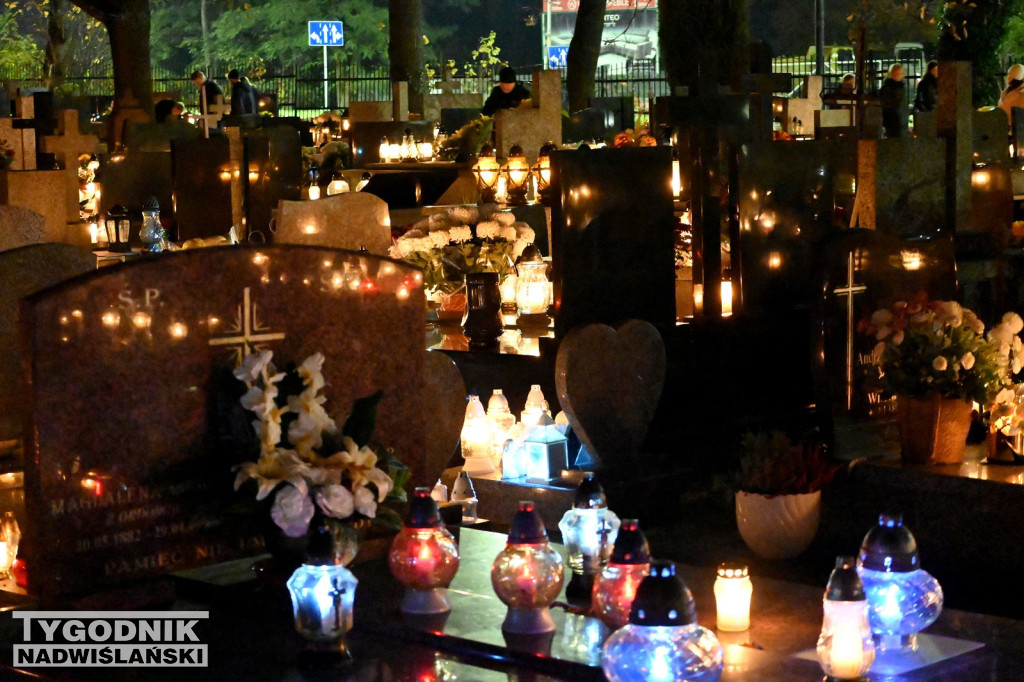 Tarnobrzeskie cmentarze parafialne nocą