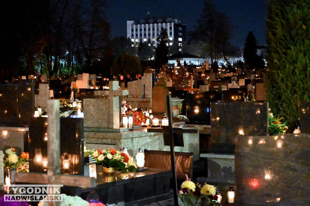 Tarnobrzeskie cmentarze parafialne nocą
