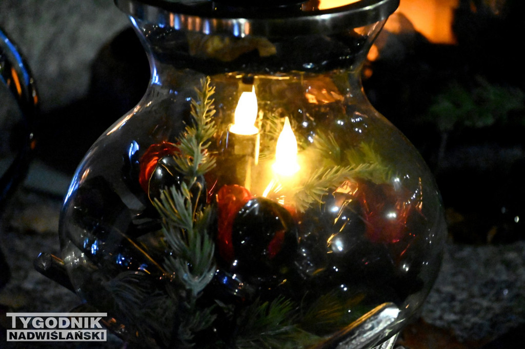 Tarnobrzeskie cmentarze parafialne nocą